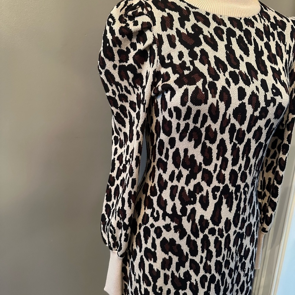leopard print longsleeve sweater turtleneck dress w puffy shoulders
-Just Taylor - Picture 2 of 5